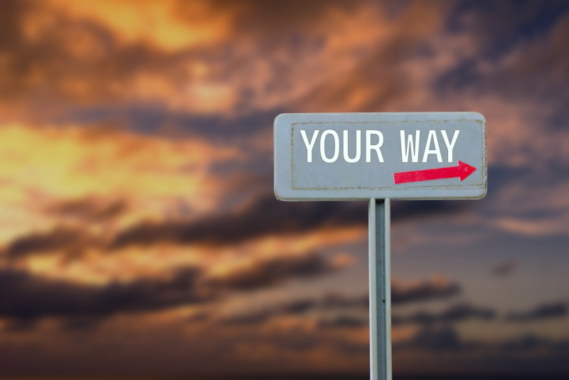 コーディングをしている男性