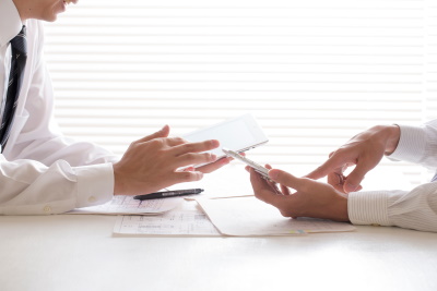 店舗で話し合いしている様子